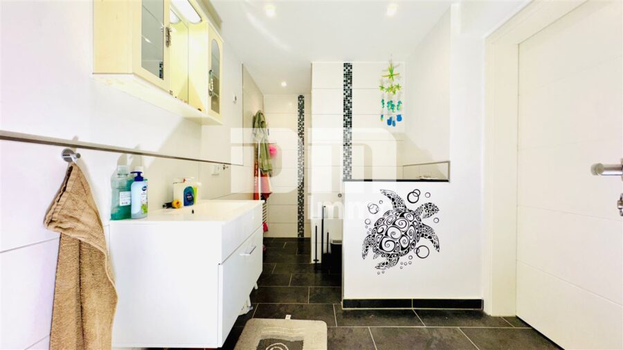 Vollständig kernsaniertes / neu erstelltes EFH in zentraler Lage mit 2 Garagen - EG Badezimmer / Dusche ebenerdig